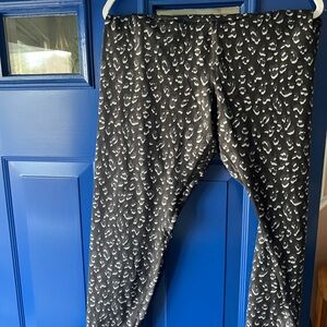 OLD NAVY Black Grey Leopard Print athletic Leggings